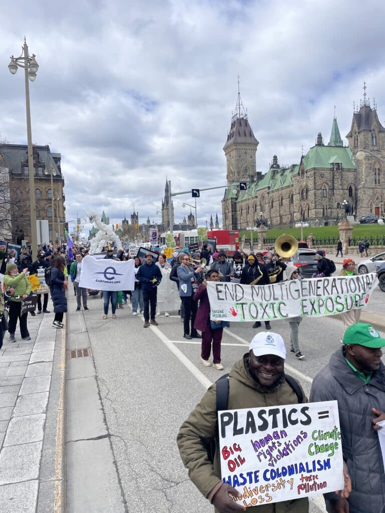 EARHTDAY.ORG at INC-4 calling for a strong Global Plastics Treaty.